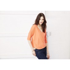 Flowy V-Neck Crop Tee Bella 8825 - Dekolt w kształcie V