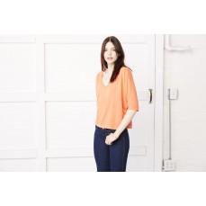 Flowy V-Neck Crop Tee Bella 8825 - Dekolt w kształcie V