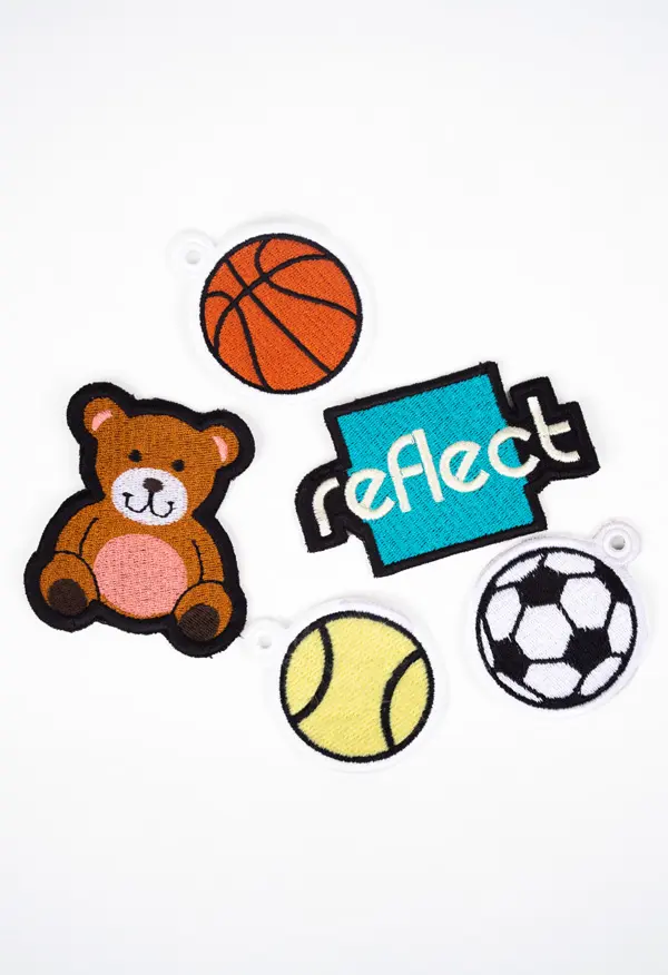 Co to są naszywki haftowane i kiedy warto je wybrać?