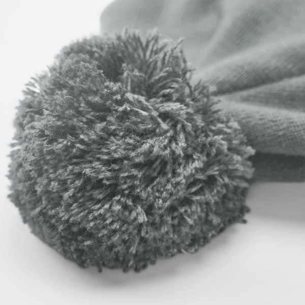 Czapka z pomponem z recyklingu z naszywką - Ash & White