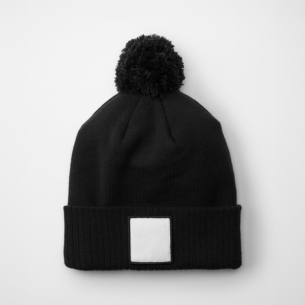 Czapka z pomponem z recyklingu z naszywką - Black & White