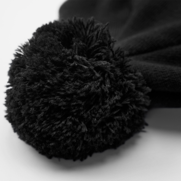 Czapka z pomponem z recyklingu z naszywką - Black & White
