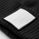 Czapka z pomponem z recyklingu z naszywką - Black & White