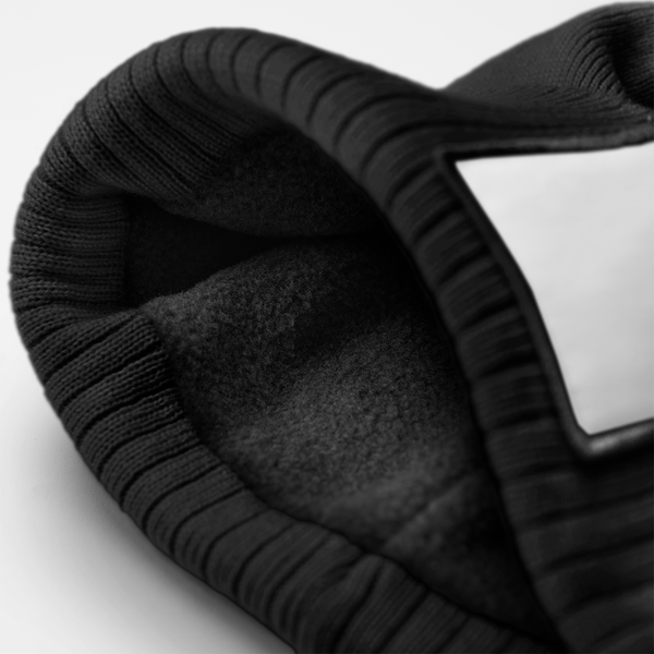 Czapka z pomponem z recyklingu z naszywką - Black & White