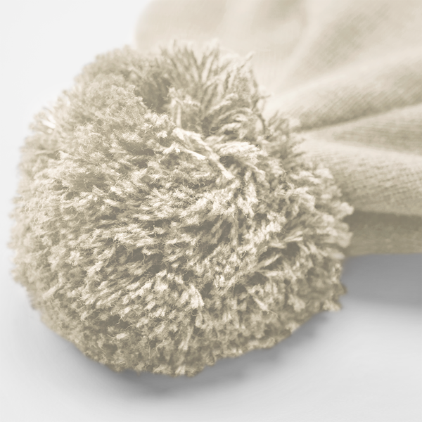 Czapka z pomponem z recyklingu z naszywką - Oatmeal & White