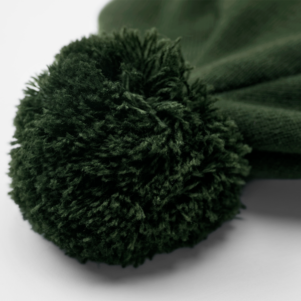 Czapka z pomponem z recyklingu z naszywką - Olive Green & White