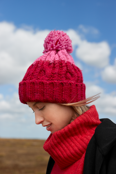 Czapka zimowa z pomponem, warkoczowa - Classic Red & True Pink