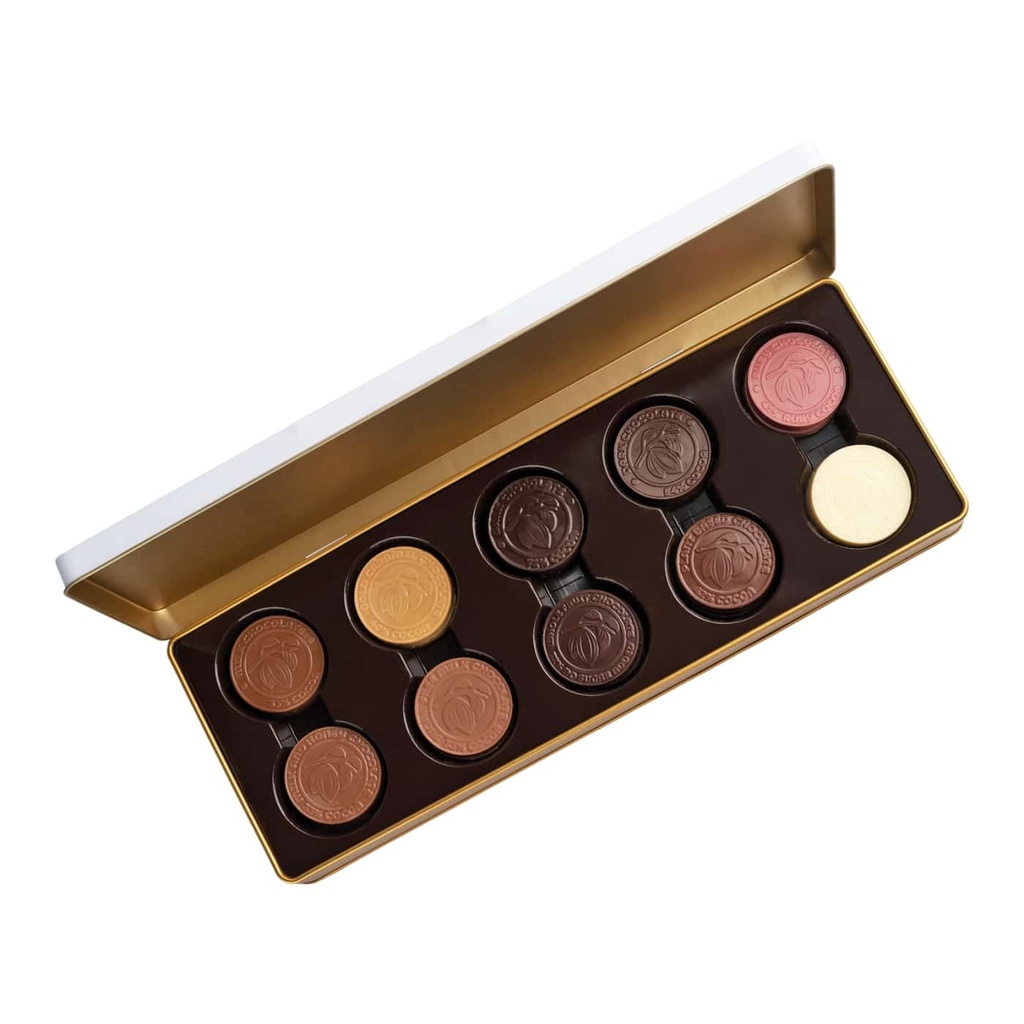 ZESTAW CZEKOLADOWYCH MEDALI W PUSZCE CHOCOLATE EXPERT - czekolada mleczna z miodem (33% kakao), czekolada mleczna bez cukru (33% kakao), czekolada mleczna Fairtrade (33% kakao), czekolada deserowa Fairtrade (72% kakao)