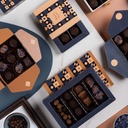 BOMBONIERKA CZEKOLADOWA MOZAIKA 9 SZT - śliwki w mlecznej czekoladzie (33% kakao) obsypane kwiatami bławatka