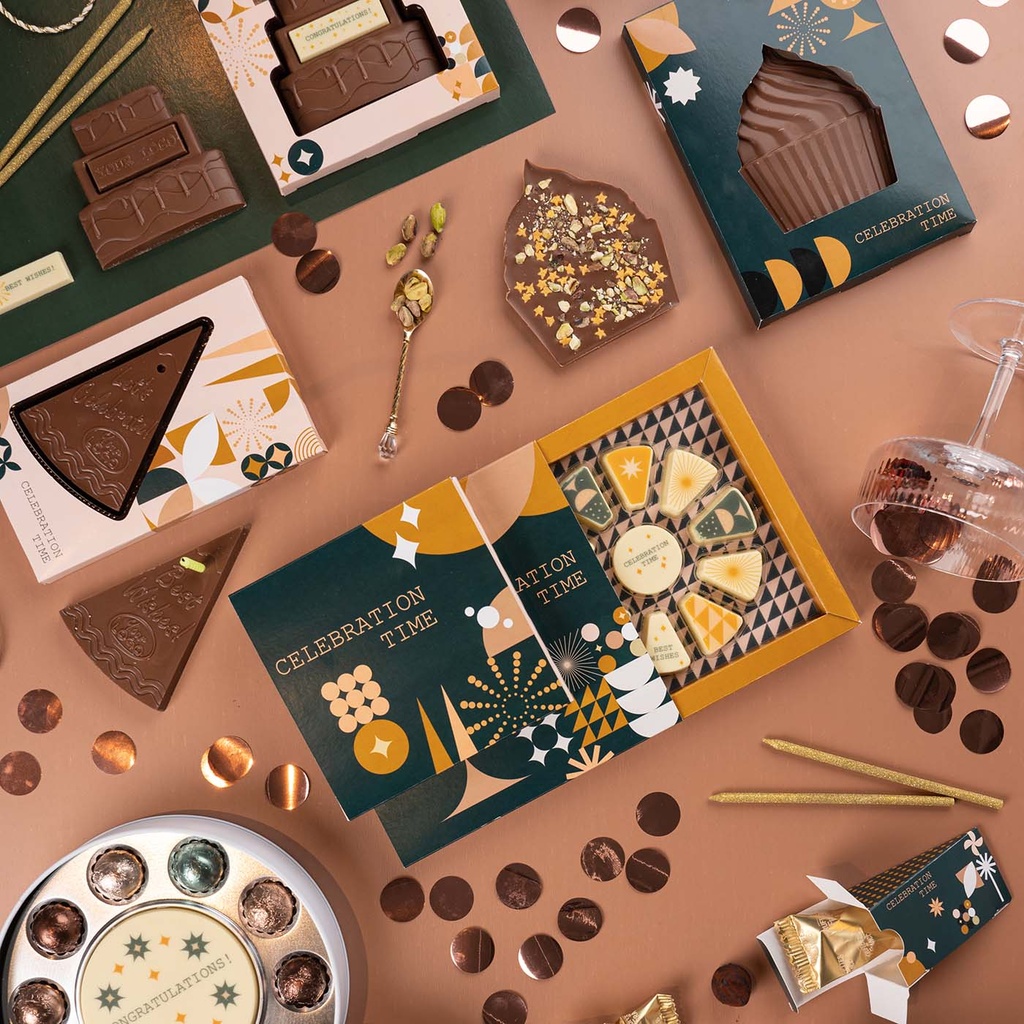 PRALINY Z NADRUKIEM GRAND CELEBRATION CAKE 11 SZT - czekolada biała (27% masła kakaowego) z nadzieniem szampańskim