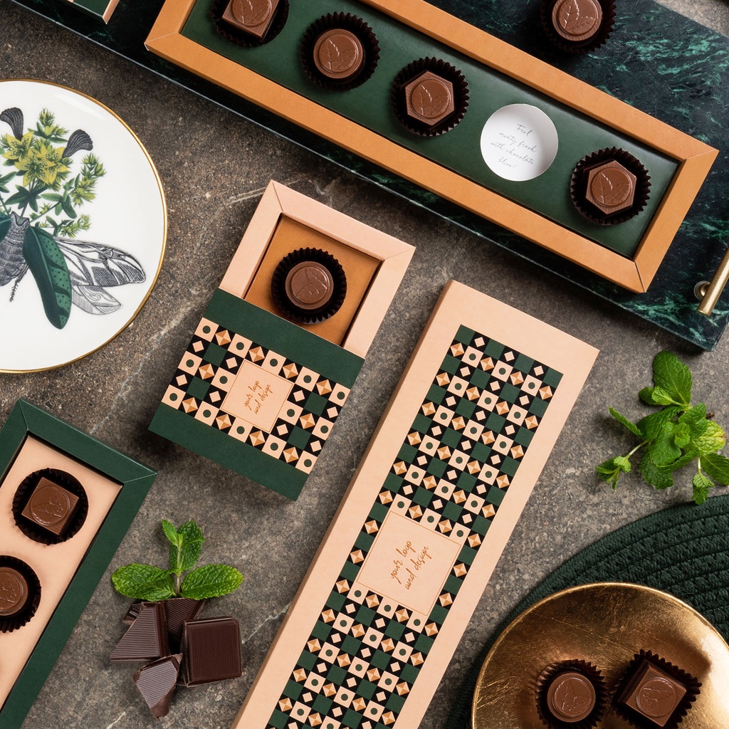 KOLEKCJA MINT BLISS MAXI - praliny z deserowej czekolady (57% kakao) z nadzieniem miętowym i pieczęcią z czekolady mlecznej (33% kakao)