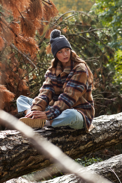 Czapka z pomponem i łatką - Graphite Grey & Light Grey