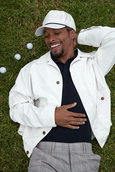 Czapka golfowa z kontrastowym sznurkiem - White & Navy