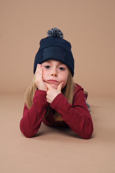 Dziecięca czapka beanie z naszywką Snowstar - Black & Bright Royal 