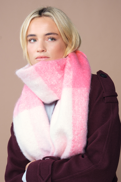 Miękki i puszysty szalik w modny wzór w kratę - Pink Check 