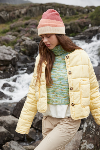 Modna czapka beanie z delikatnym wzorem fali - Rose & Peach & Vanilla 