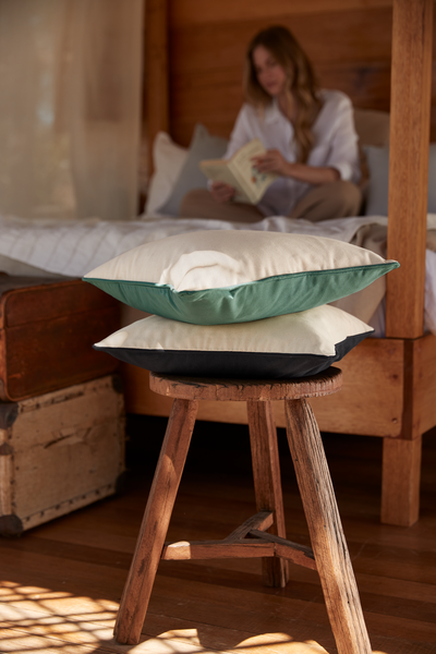 Bawełniana poszewka na poduszkę z lamówką - Natural & Sage Green