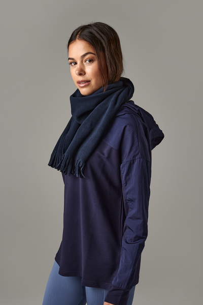 Szalik fleece z frędzlami 150x25 cm - French Navy