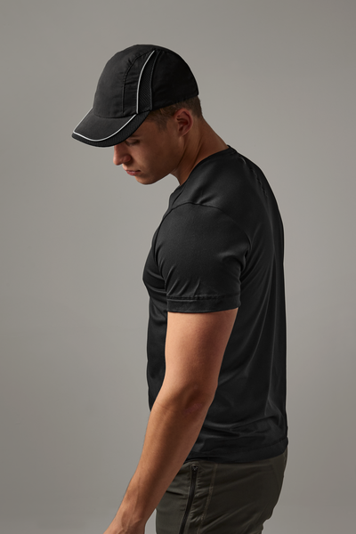 Czapka z siatkowymi wstawkami i odblaskami - White