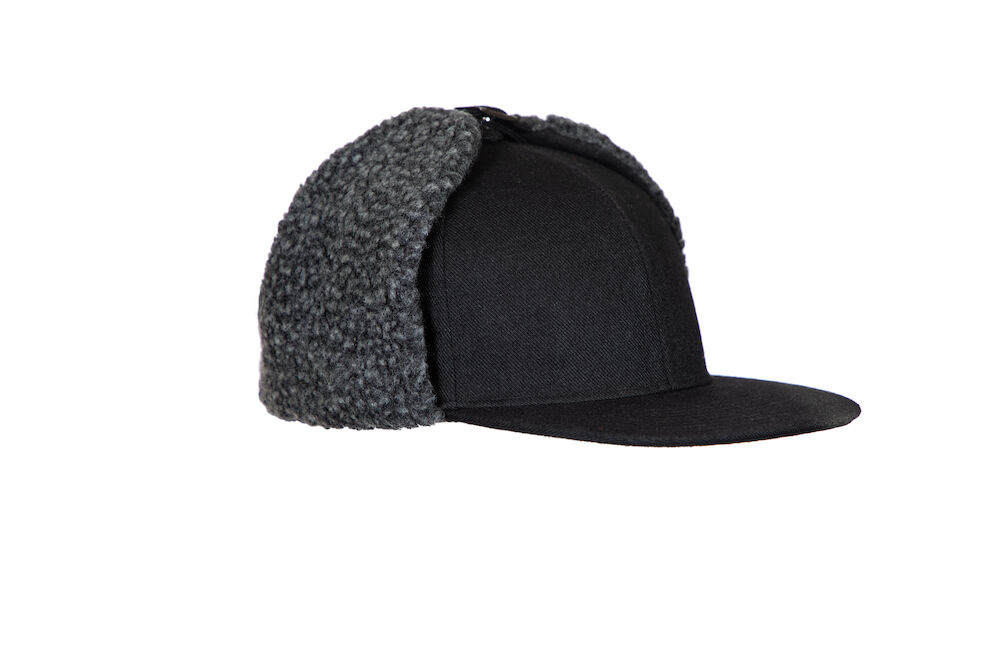 9082 CZAPKA Z USZAMI – BLACK