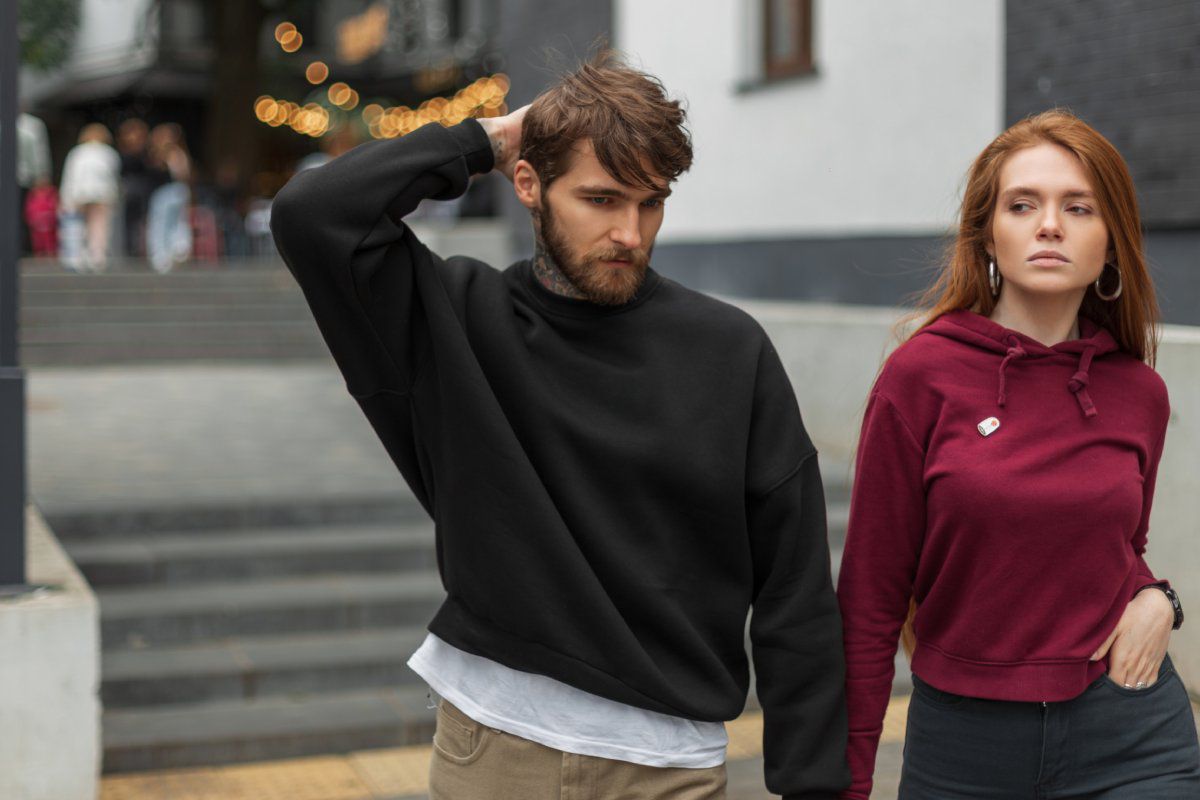 Bluza z kapturem czy bez - jaki fason wybrać?